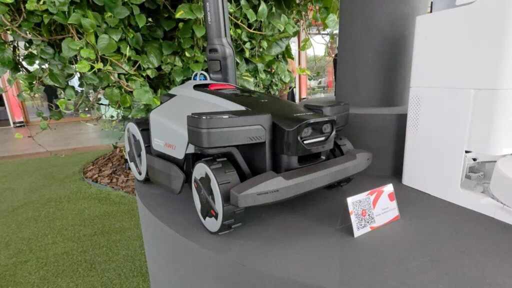 Roborock debuts in Brazil with robot vacuum cleaners, floor cleaners, and even smart lawnmowers. Roborock Rockmow Z1