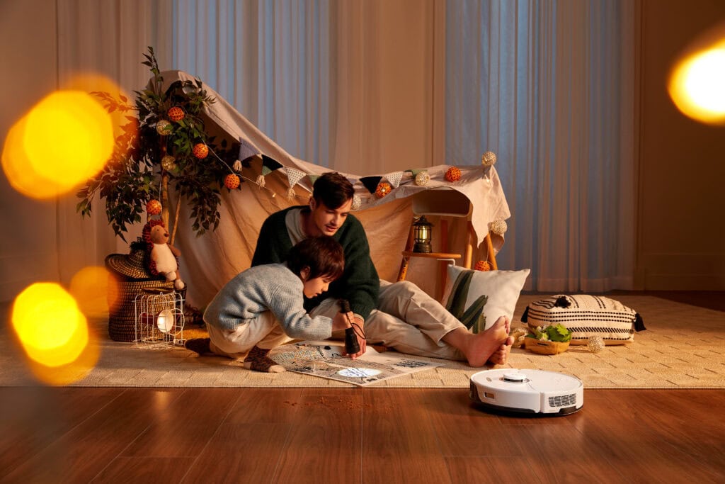 Pai e filho com robô da roborock