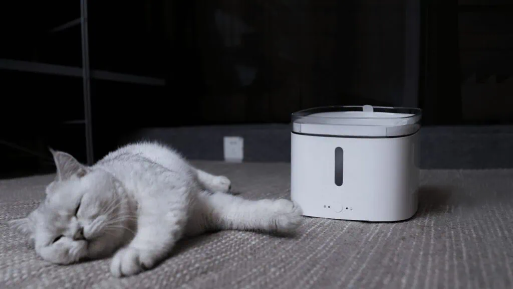 Veja os 30 melhores produtos tecnológicos para pets Imagem do bebedouro inteligente xiaomi smart pet fountain 2l wi-fi / fonte: xiaomi