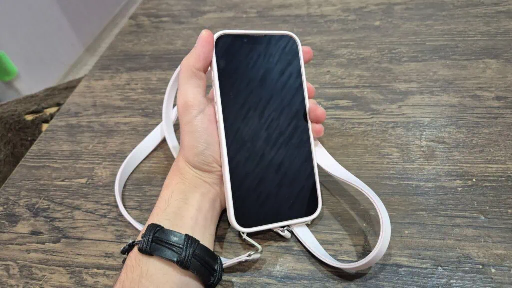 Review: iphone 17e combina economia, inovação e durabilidade O iphone 17e chega ao brasil com preços entre r$5. 799 a r$7. 299. (foto: reprodução/enzo sapio/showmetech)