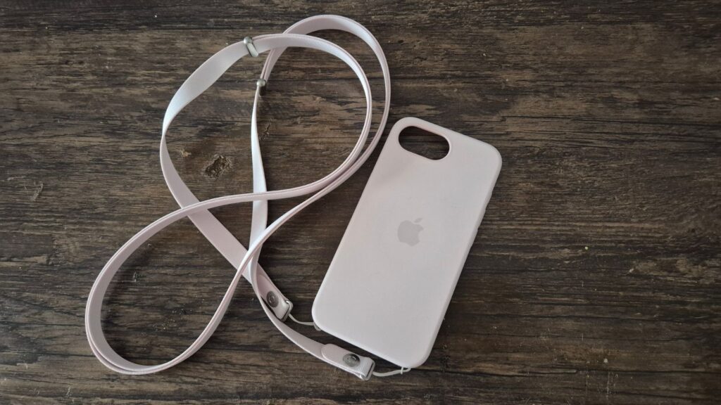 评测:iPhone 17e 兼具价格实惠、创新性和耐用性。 硅胶保护套,配有斜挎肩带,需另行在苹果商店购买。(图片:reproduction/enzo sapio/showmetech)