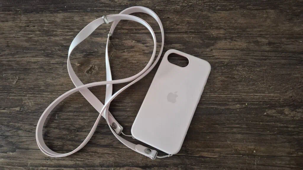 Review: iphone 17e combina economia, inovação e durabilidade Capa siliconada com alça transversal, vendido à parte na loja da apple. (foto: reprodução/enzo sapio/showmetech)