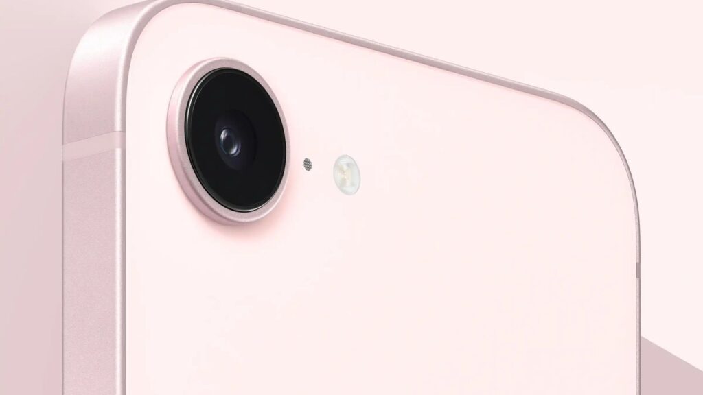 评测:iPhone 17e 兼具价格实惠、创新性和耐用性。 这款48万像素融合摄像头集成了一颗12万像素长焦镜头,苹果公司称其实现了“二合一”的拍摄效果。(图片:转载)