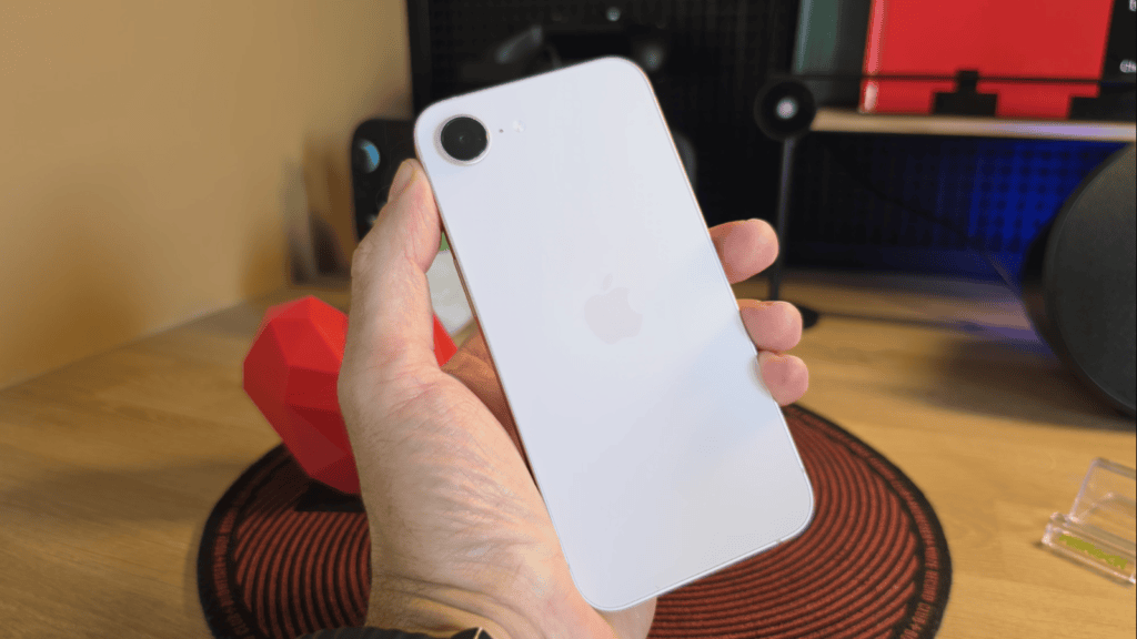 评测:iPhone 17e 兼具价格实惠、创新性和耐用性。 iPhone 17e 的背面,浅粉色。