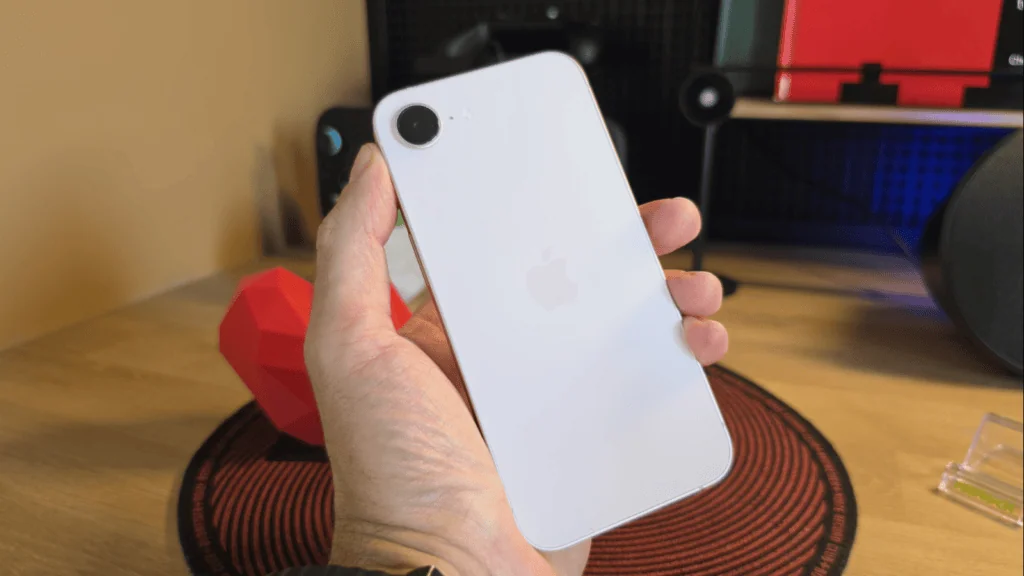 مراجعة: يجمع هاتف iPhone 17e بين السعر المعقول والابتكار والمتانة. ظهر هاتف آيفون 17e، باللون الوردي الفاتح.