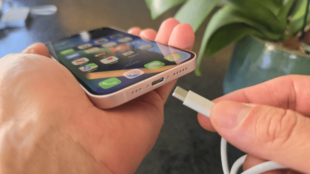 مراجعة: يجمع هاتف iPhone 17e بين السعر المعقول والابتكار والمتانة. صورة لجوانب هاتف iPhone 17e.