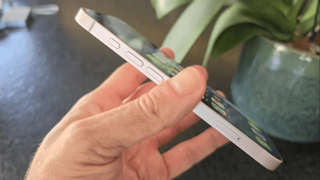 مراجعة: يجمع هاتف iPhone 17e بين السعر المعقول والابتكار والمتانة. صورة لجوانب هاتف iPhone 17e.