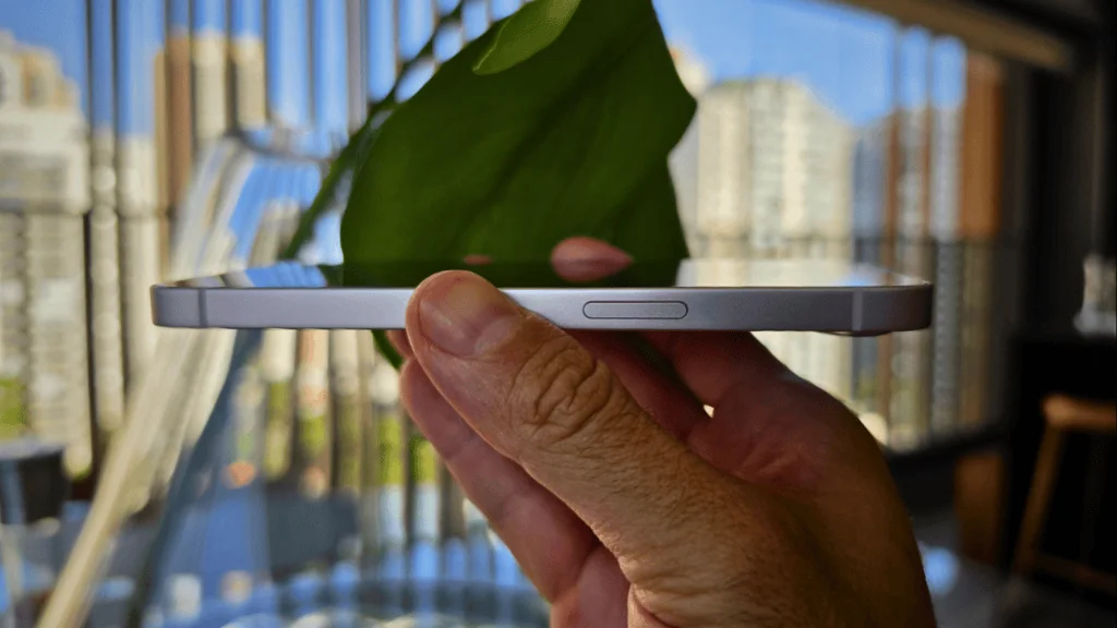 مراجعة: يجمع هاتف iPhone 17e بين السعر المعقول والابتكار والمتانة. صورة توضح مدى رقة الجهاز.
