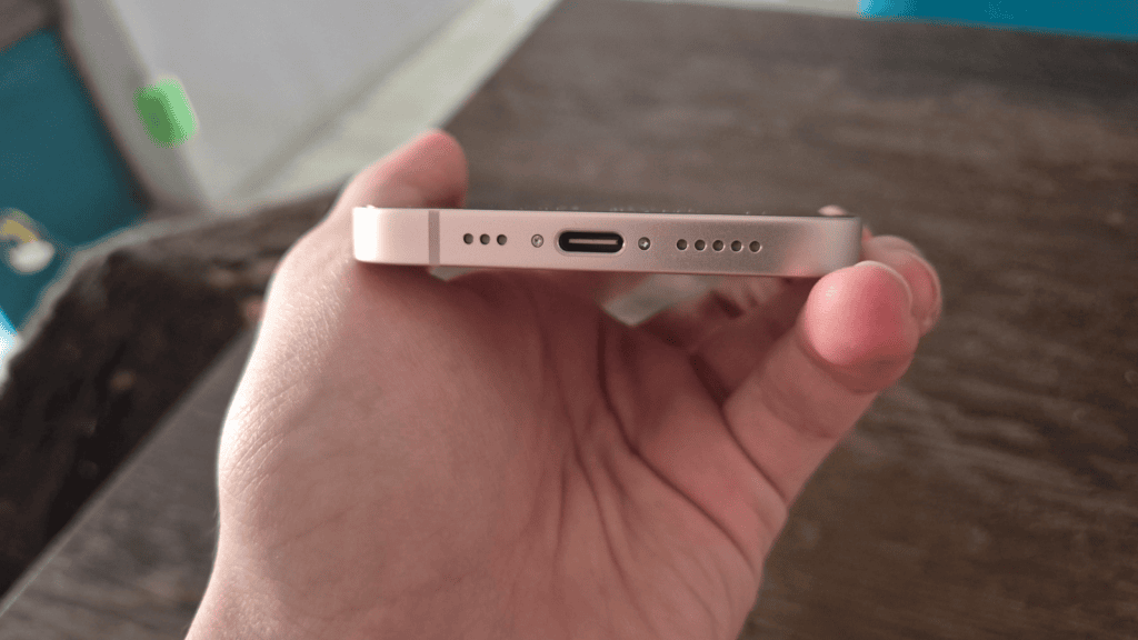 评测:iPhone 17e 兼具价格实惠、创新性和耐用性。 iPhone 17e 配备两个扬声器,能够呈现空间感和立体声效果。(图片:reproduction/enzo sapio/showmetech)