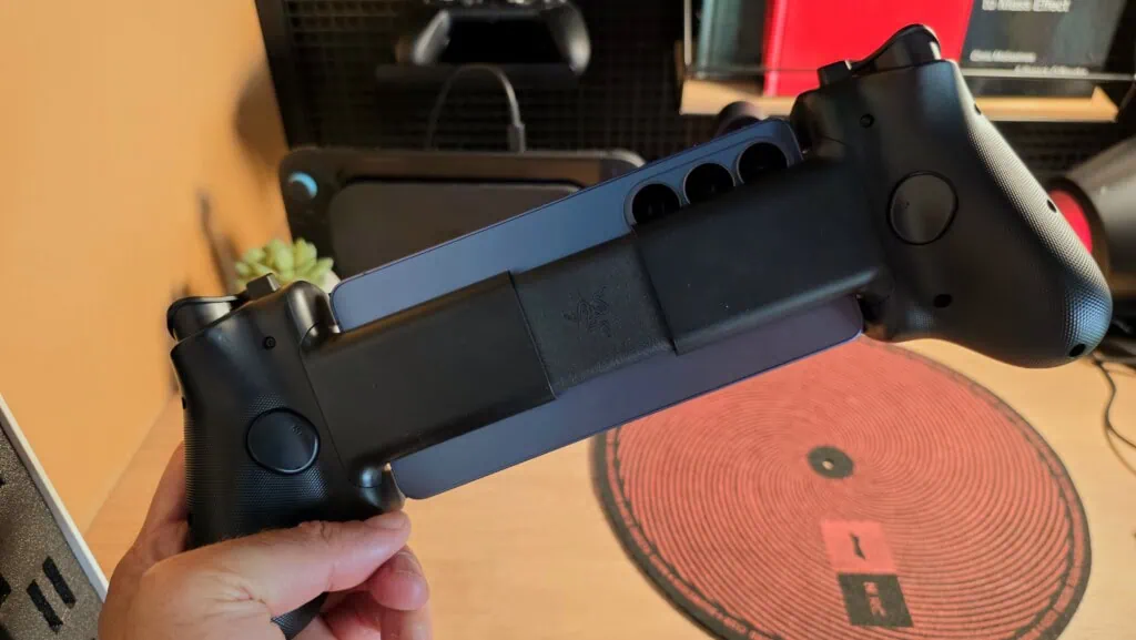 Anmeldelse: Razer Kishi V3 Pro: Razers håndholdte multifunksjonskontroller Baksiden av Razer Kishi V3 Pro