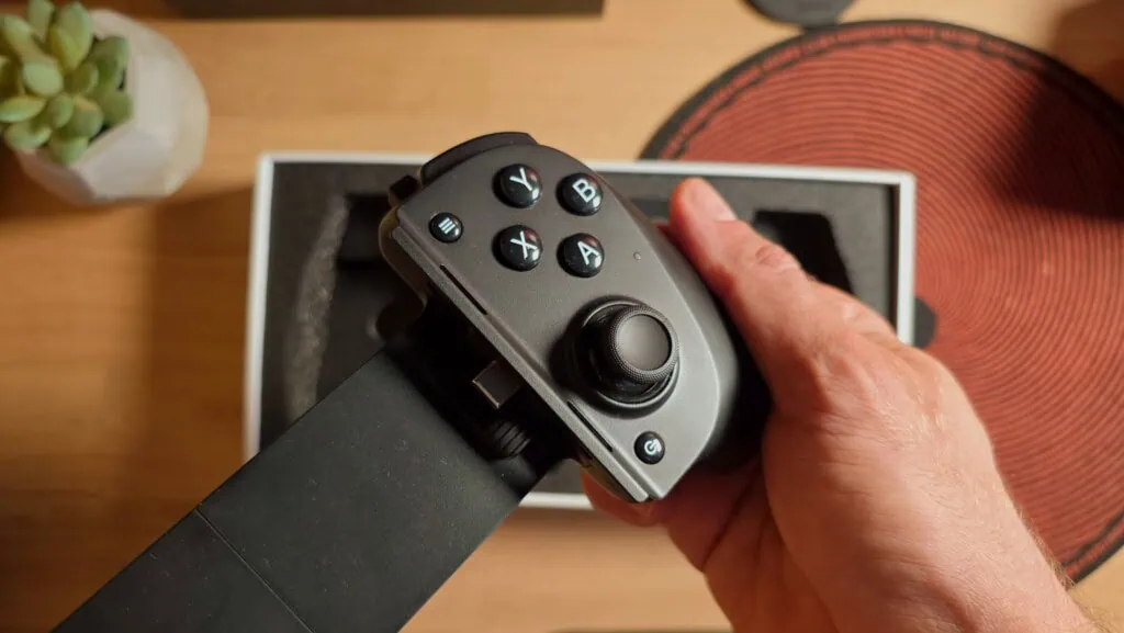 Anmeldelse: Razer Kishi V3 Pro: Razers håndholdte multifunksjonskontroller Høyre side av Razer Kishi V3 Pro