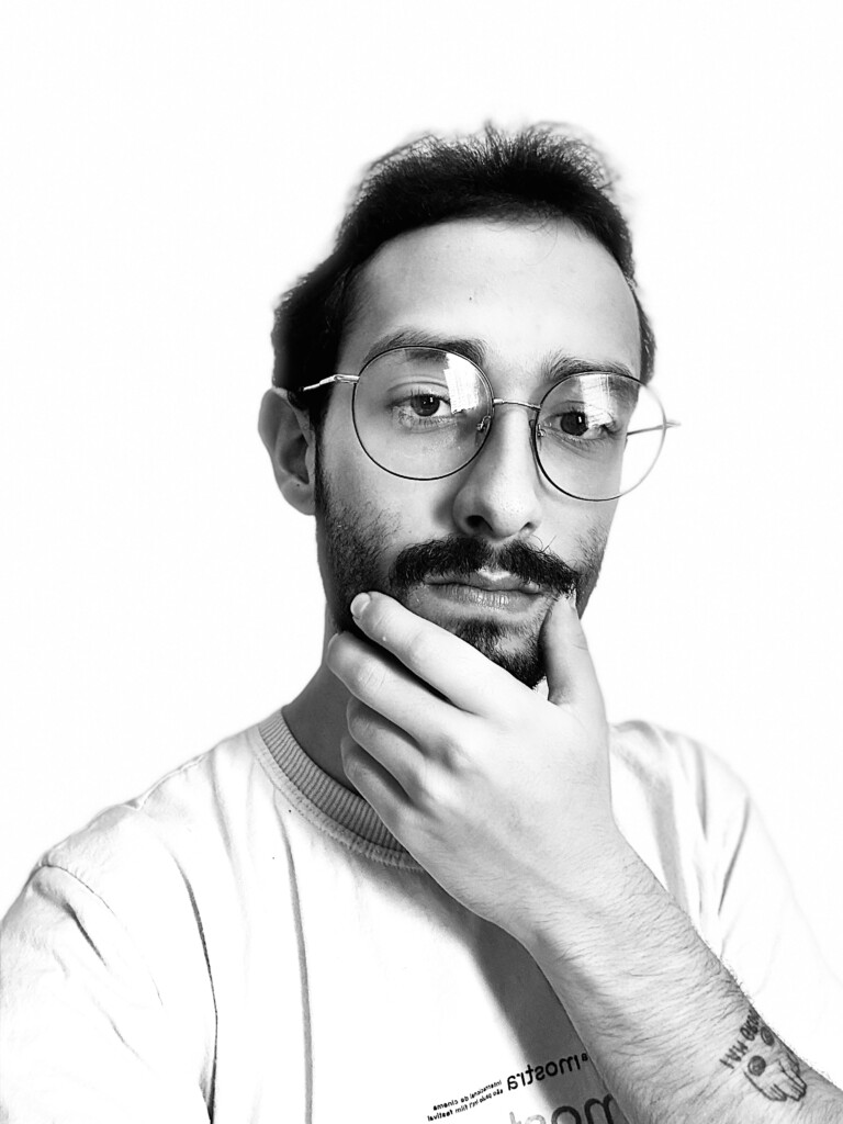 Review: iphone 17e combina economia, inovação e durabilidade Homem com óculos e expressão pensativa.