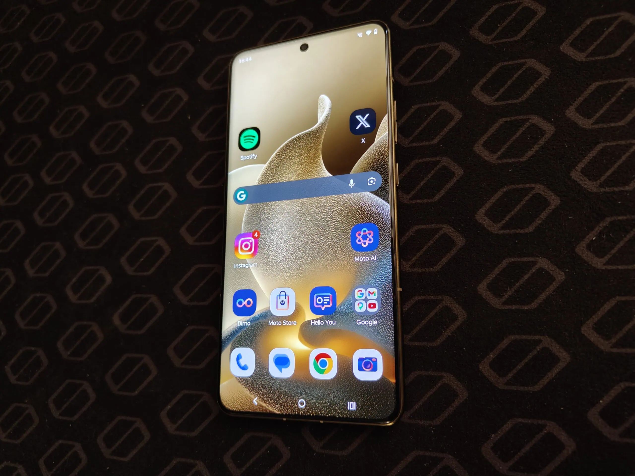 Análisis: El Motorola Signature es una obra maestra en cuanto a rendimiento de la cámara y la batería. Firma de Motorola sobre una mesa