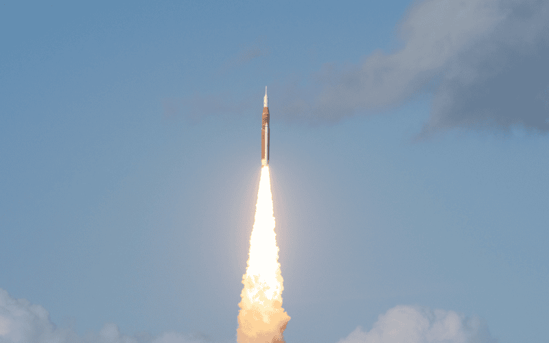 Lançamento do foguete da missão artemis ii