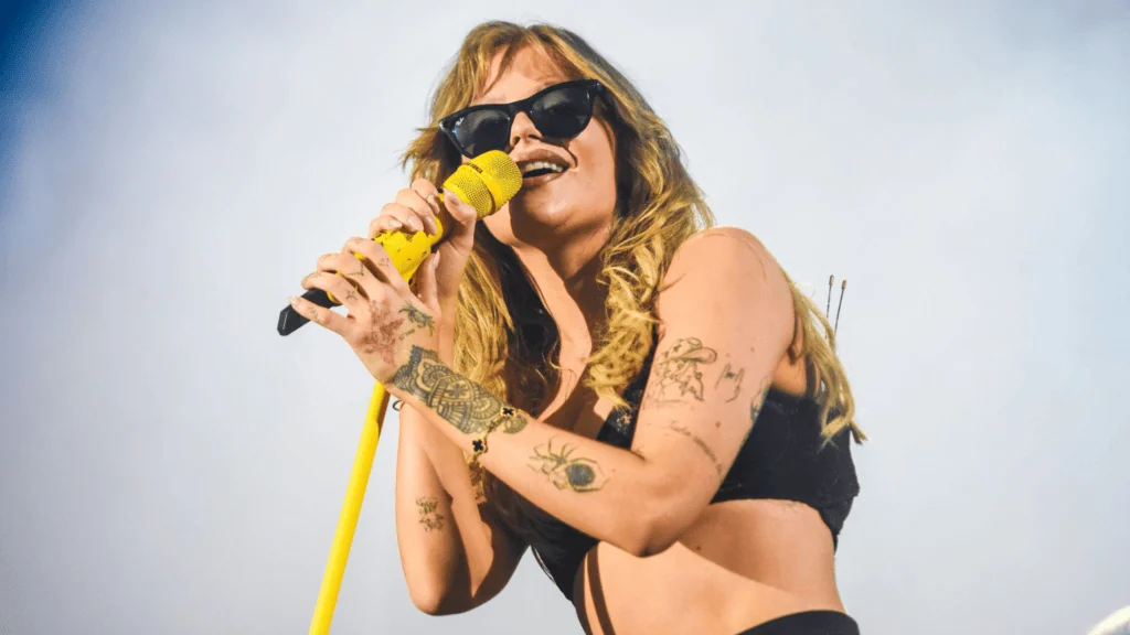 Las 10 mejores actuaciones de Coachella 2026 (y dónde verlas) Luisa Sonza en Coachella 2026