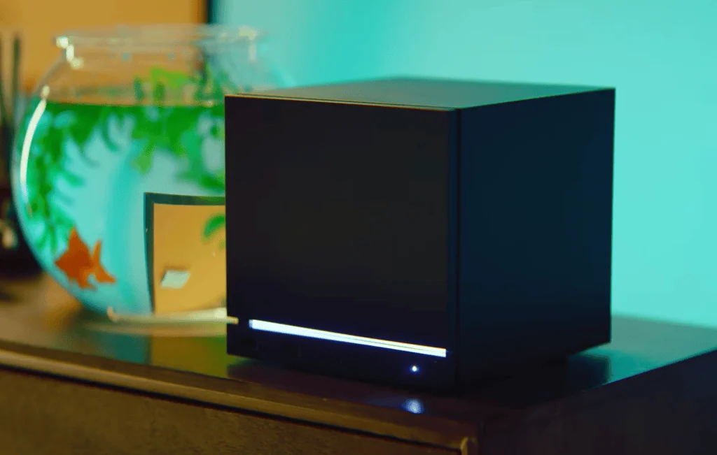 El mando de Steam ya es oficial: consulta el precio, la fecha de lanzamiento y todas sus características. La Steam Machine de Valve sobre una superficie con iluminación ambiental, el mini PC para juegos de PC.