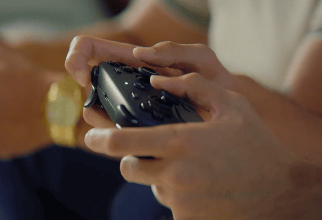 Mãos segurando o steam controller durante uma sessão de jogo