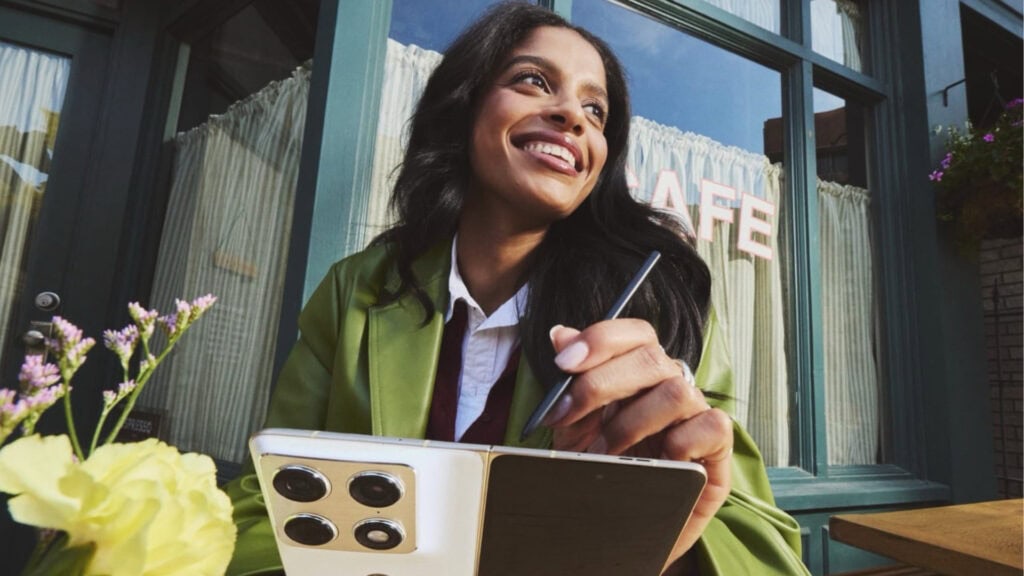 Motorola razr fold é anunciado oficialmente e ganha data de lançamento no brasil. O aguardado smartphone dobrável da motorola em formato de livro foi apresentado em evento nos estados unidos. Saiba tudo sobre o anúncio, incluindo espectativas para a chegada dele ao brasil