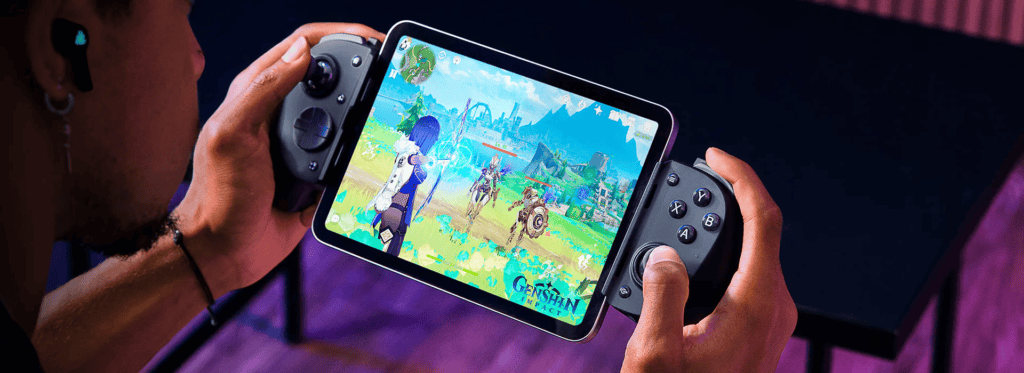 Razer kishi v3 pro sendo usado em um ipad mini