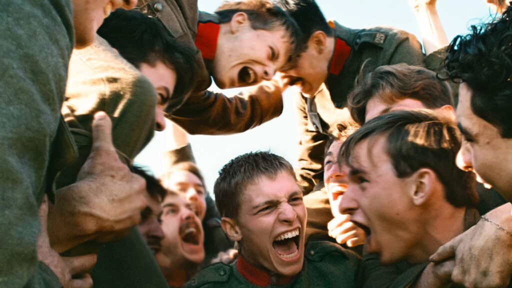 Garotos de uniforme verde comemorando juntos