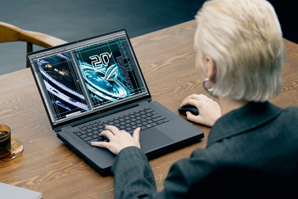 ROG Zephyrus Duo៖ Asus នាំយកកុំព្យូទ័រយួរដៃដែលមានអេក្រង់ពីរទៅកាន់ប្រទេសប្រេស៊ីល។ កុំព្យូទ័រយួរដៃ Asus ដែលមានអេក្រង់ពីរកំពុងត្រូវបានប្រើប្រាស់ក្នុងរបៀបធម្មតា។