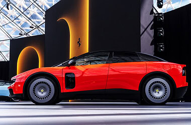 Ferrari luce, primeiro carro elétrico da ferrari, visto de perfil em apresentação oficial