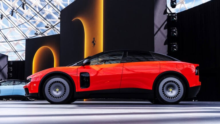 Ferrari luce, primeiro carro elétrico da ferrari, visto de perfil em apresentação oficial