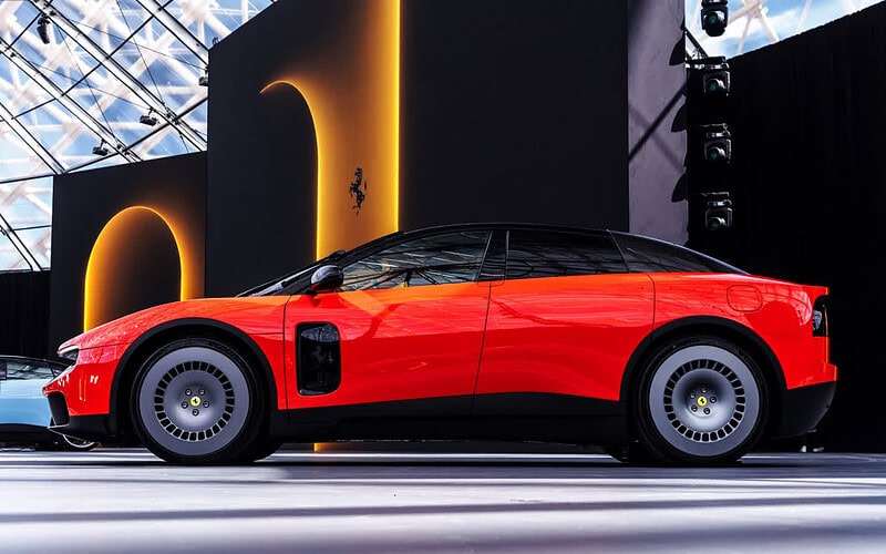 Ferrari luce, primeiro carro elétrico da ferrari, visto de perfil em apresentação oficial