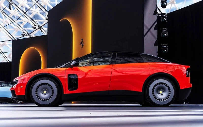 Ferrari luce, primeiro carro elétrico da ferrari, visto de perfil em apresentação oficial