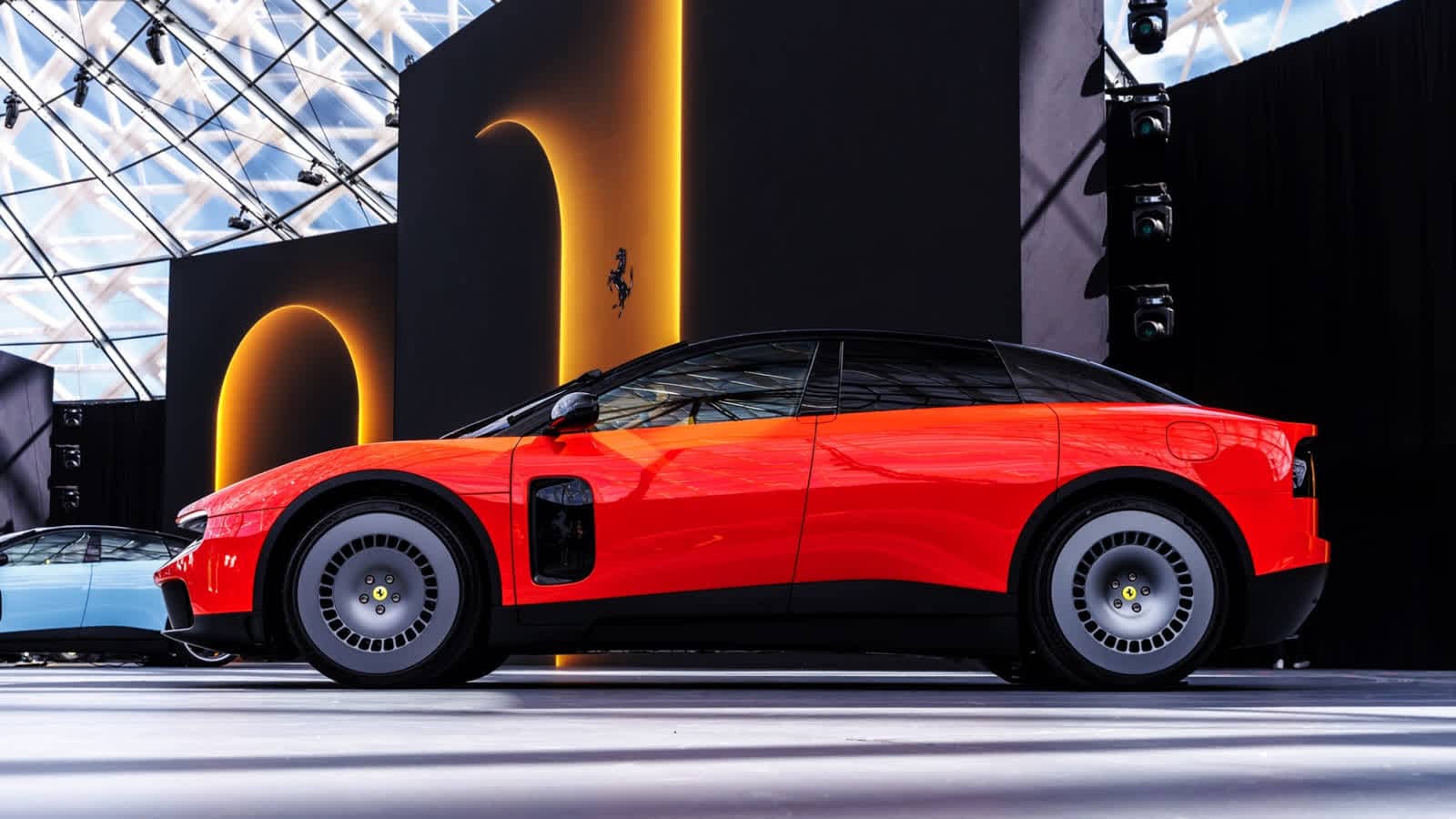 Ferrari luce, primeiro carro elétrico da ferrari, visto de perfil em apresentação oficial