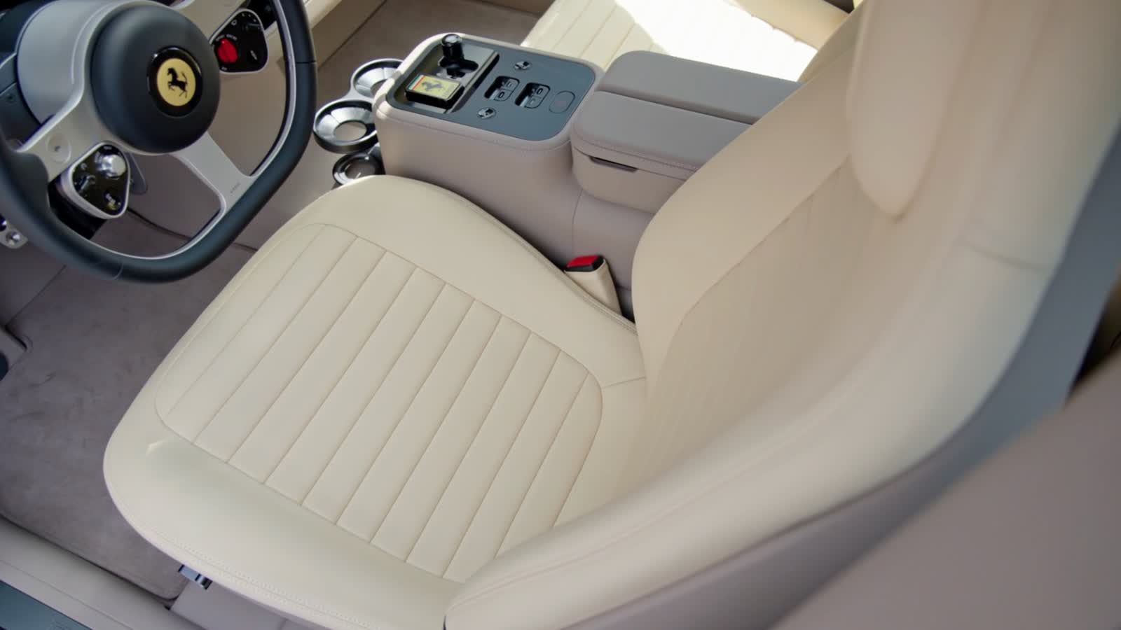 Ferrari luce: primeiro elétrico da marca tem design de jony ive Interior da ferrari luce com volante, bancos claros e comandos físicos no console central