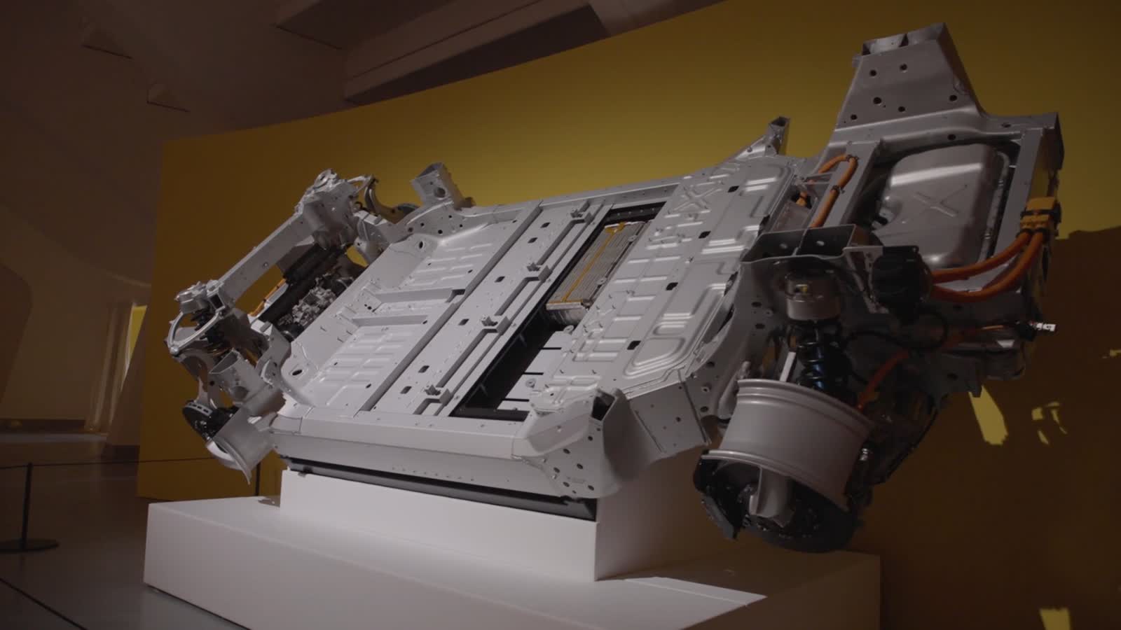 Ferrari luce: primeiro elétrico da marca tem design de jony ive Conjunto de bateria e motores elétricos da ferrari luce exposto em apresentação