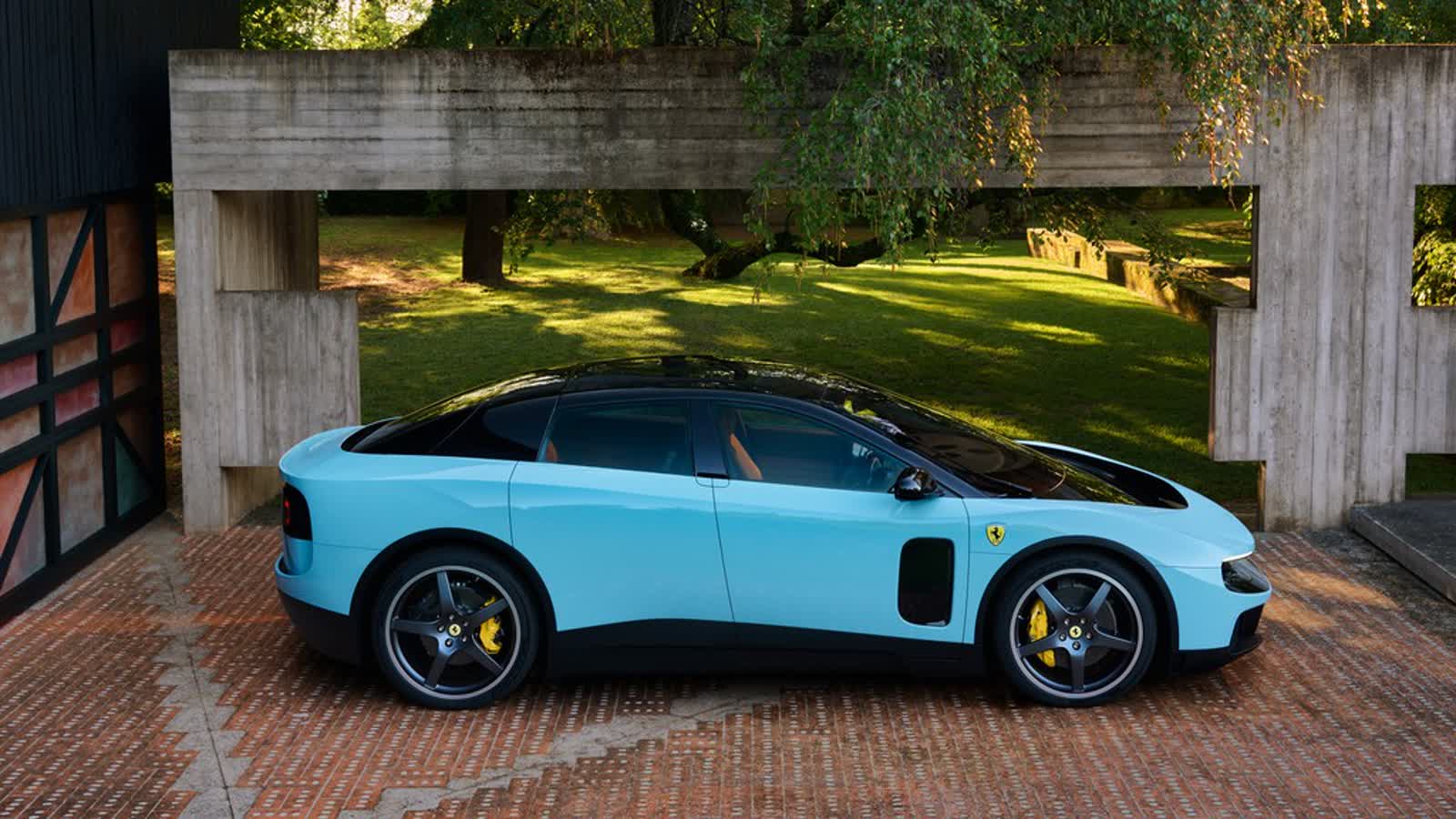 Ferrari luce: primeiro elétrico da marca tem design de jony ive Ferrari luce azul em vista lateral, mostrando carroceria baixa, quatro portas e teto alongado