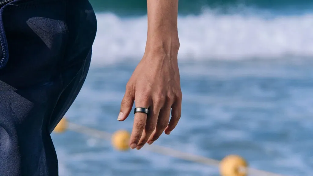 Galaxy ring 2 deve chegar em 2027 com mais funções de saúde e bateria maior Galaxy ring 2 usado por um homem na praia
