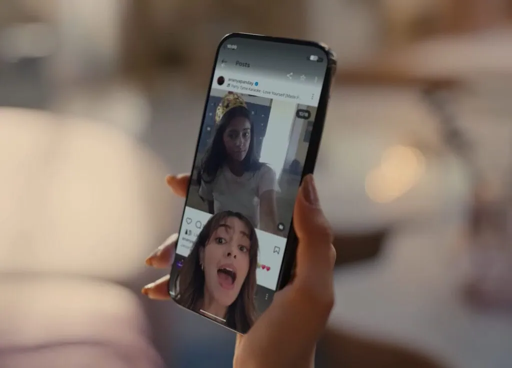 Android show 2026: veja tudo que o google lançou! Pessoa segurando smartphone exibindo o recurso screen reactions com gravação simultânea da tela e da câmera frontal, mostrando duas pessoas em vídeo de reação.