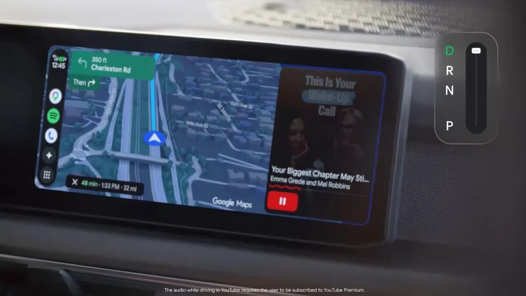 Android show 2026: veja tudo que o google lançou! Interface do android auto em tela de veículo, mostrando navegação do google maps, janela de reprodução de podcast e indicador de marchas ao lado