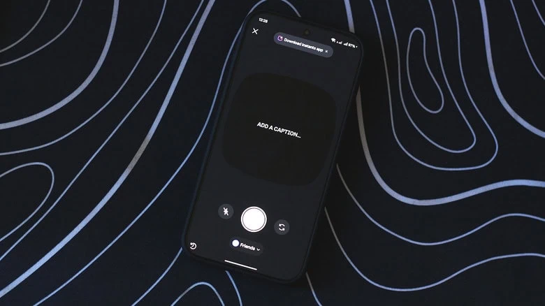 Instants, novo app do instagram, atinge 5 milhões de downloads em 5 dias Pessoa usando o instagram instants para capturar uma foto temporária no app