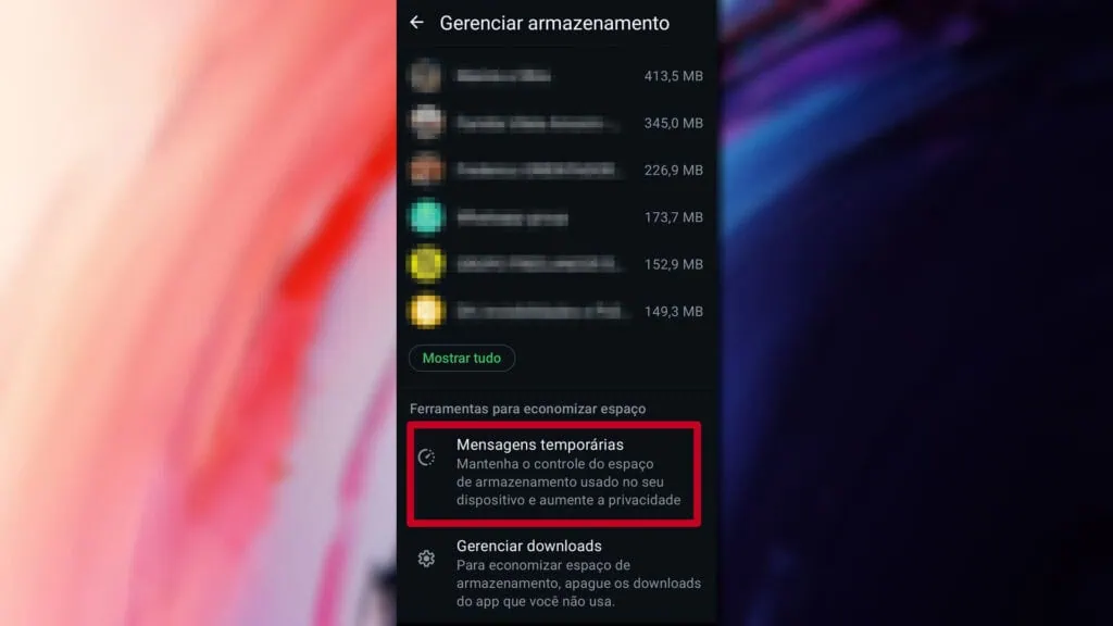Saiba como liberar espaço no whatsapp Tela do 'gerenciar armazenamento' do whatsapp exibindo lista de conversas ordenadas por espaço ocupado, com destaque em vermelho para a seção 'ferramentas para economizar espaço' e a opção 'mensagens temporárias', que permite manter o controle do armazenamento e aumentar a privacidade com exclusão automática de mensagens.
