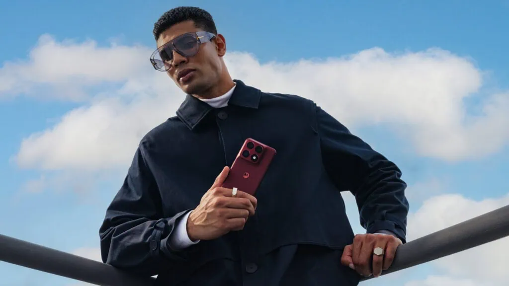 Motorola edge 70 pro, moto g max, g47, buds 2 e buds 2 plus chegam ao brasil; veja preços Homem segurando o motorola edge 70 pro