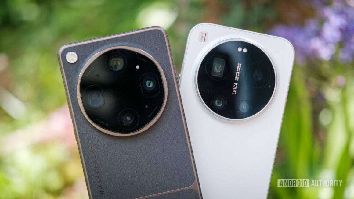 Oppo find x9 ultra e xiaomi 17 ultra lado a lado em área externa
