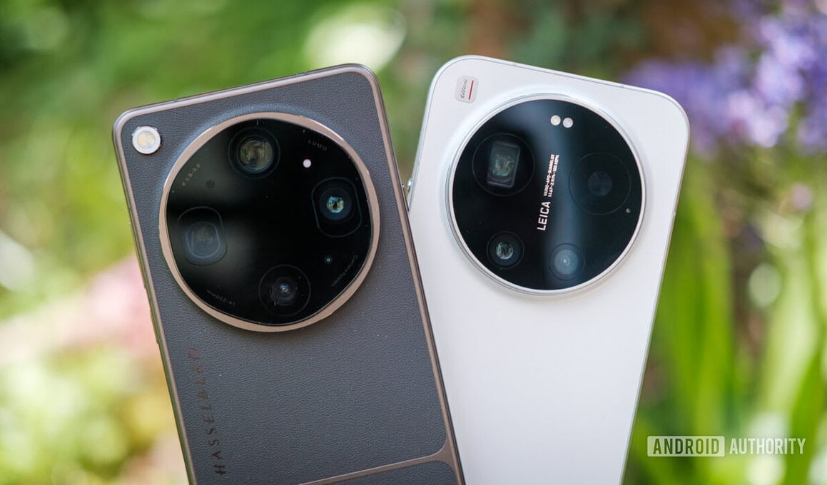 Oppo find x9 ultra e xiaomi 17 ultra lado a lado em área externa