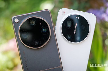 Oppo find x9 ultra e xiaomi 17 ultra lado a lado em área externa