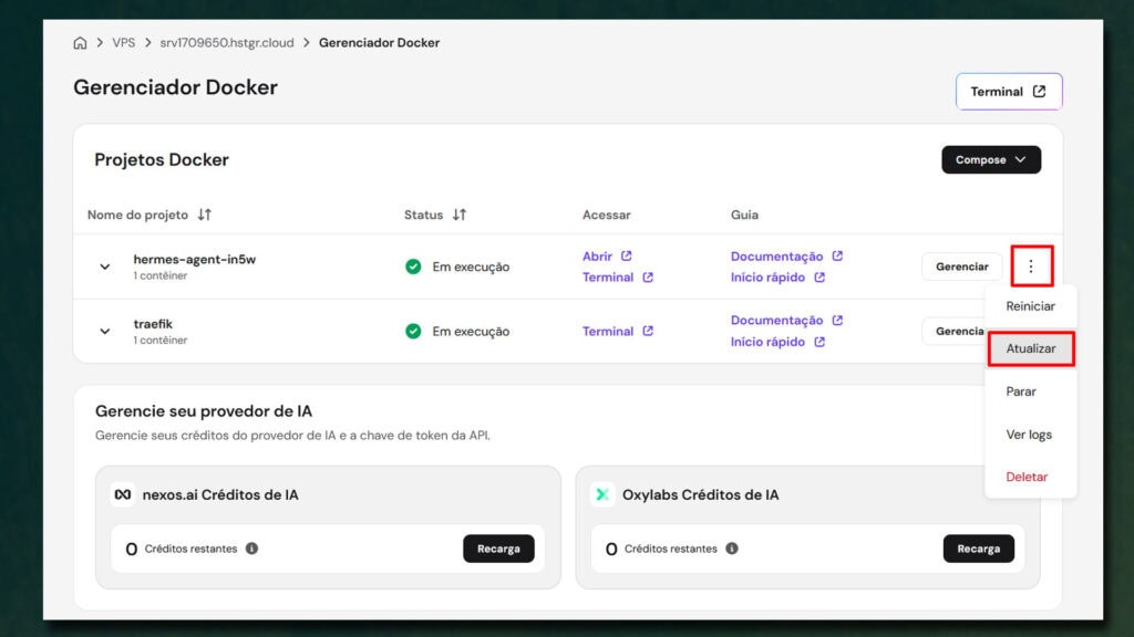 Painel gerenciador docker da hostinger exibindo o projeto hermes-agent-in5w em execução. Menu de três pontinhos aberto ao lado do projeto com a opção "atualizar" destacada em vermelho, passo essencial para garantir que a hermes agent instalação esteja na versão mais recente antes de prosseguir com a configuração do hermes agent hostinger.