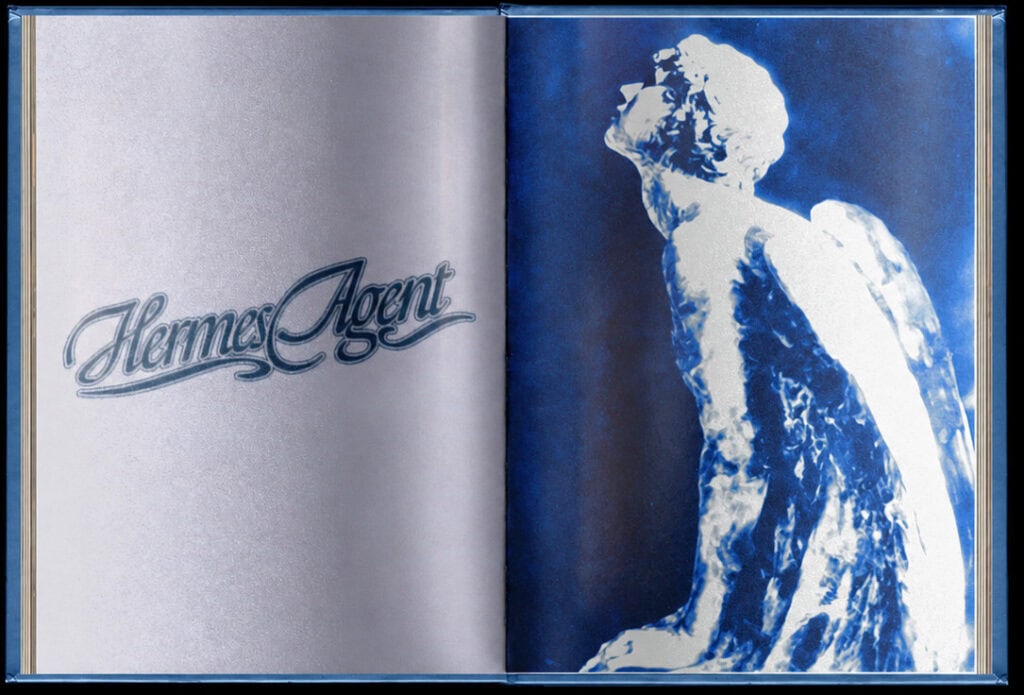 Imagem artística de um livro aberto com o logo do hermes agent em estilo retrô na página prateada e uma estátua clássica de hermes em azul na página direita, ilustrando o assistente de ia que ganha vida após a hermes agent instalação no vps da hostinger.