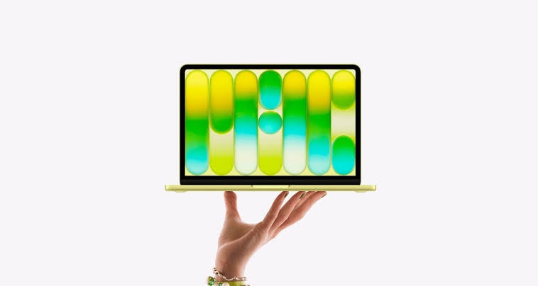 Macbook neo sendo segurado por uma mão, mostrando o novo design e tela colorida, com preço brasil atualizado após a crise de memória ram apple causar reajuste em toda a linha mac.