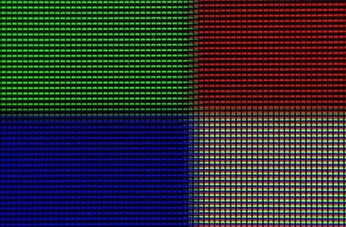 Close ampliado de uma tela digital mostra subpixels rgb em quadrantes verde, vermelho, azul e branco, ilustrando a estrutura de pixels de um display
