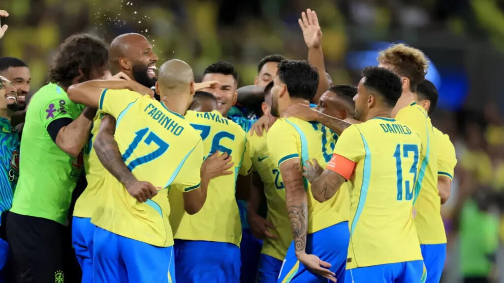 Seleção do brasil comemorando gol