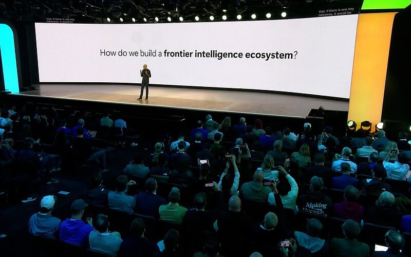 Satya nadella no palco da microsoft build 2026