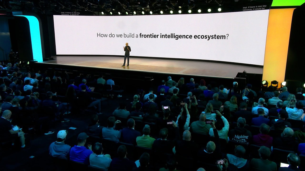 Satya nadella no palco da microsoft build 2026