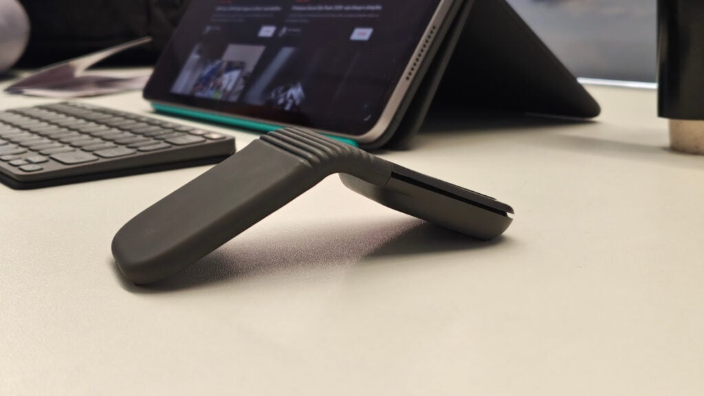 Logitech lança Mobi Fold, mouse dobrável ultraleve para trabalho